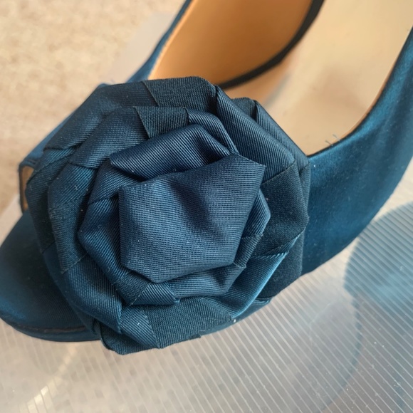 Badgley Mischka Frank Peep Toe Pump in Teal Satin with Rosette Size 9.5M - Picture 4 of 15